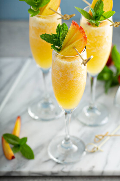 Summertime peach mimosas or bellinis - Foto, afbeelding