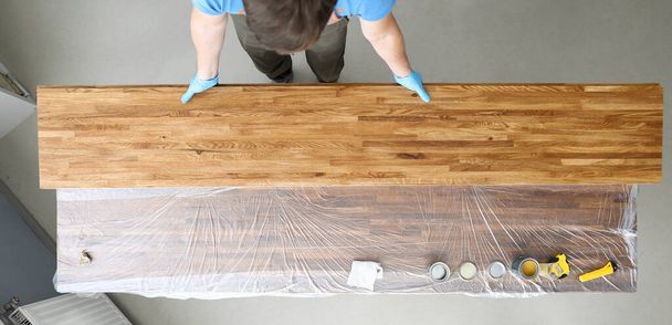 Holzbearbeiter lackiert Holzplatten, schöne Farbe - Foto, Bild