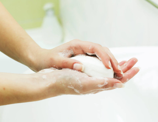 Мытье рук с мылом, концепция гигиены
 - Фото, изображение
