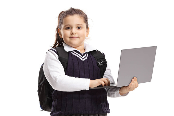 Estudante em um uniforme segurando um computador portátil e posando isolado no fundo branco
 - Foto, Imagem