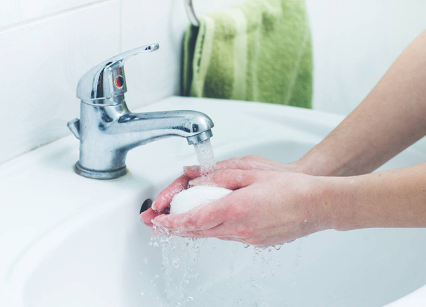 Lavar as mãos com sabão, conceito de higiene
 - Foto, Imagem