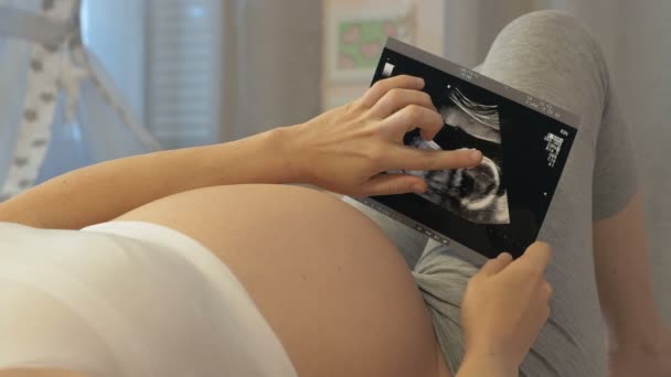 Ultrasonography exam of unborn child - Video, Çekim