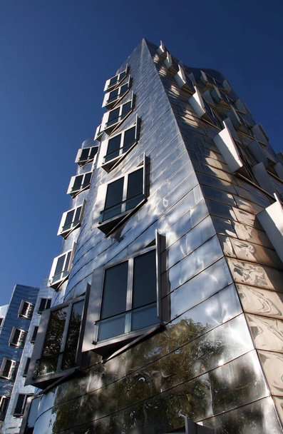 Las 1600 ventanas de los edificios Gehry fueron un gran reto. La gran variedad de formas de las paredes exteriores obligó a los planificadores a realizar diseños muy detallados para casi todas y cada una de las ventanas, que sólo se adaptarían a las mismas. - Foto, Imagen