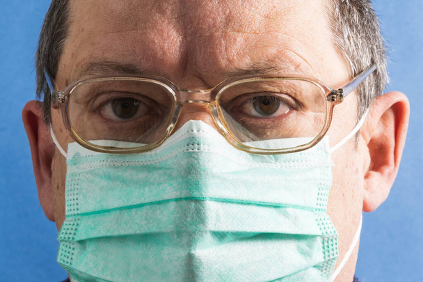 Retrato de un hombre con una máscara médica para protegerse contra el virus de la corona
 - Foto, imagen