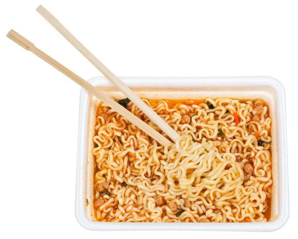 Mangiare spaghetti istantanei preparati
 - Foto, immagini