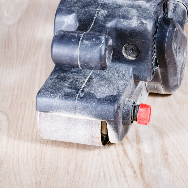 lijadora de cinturón en la superficie de madera de fresno acabado
 - Foto, imagen
