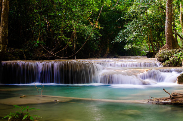 Wasserfall im tiefen Wald, thailändischer Naturhintergrund  - Foto, Bild