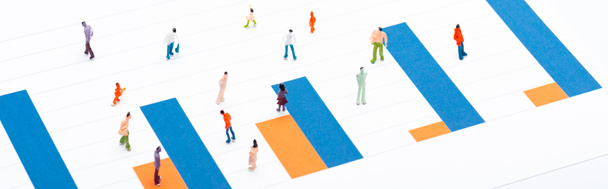 Koncepce rovnosti s lidmi figurky na povrchu s modrým a oranžovým diagramem izolované na bílém, panoramatický záběr - Fotografie, Obrázek