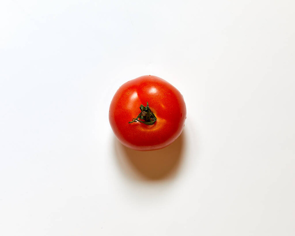 Fresh red tomato isolated in white background viewed from above - flatlay look - Foto, Imagem