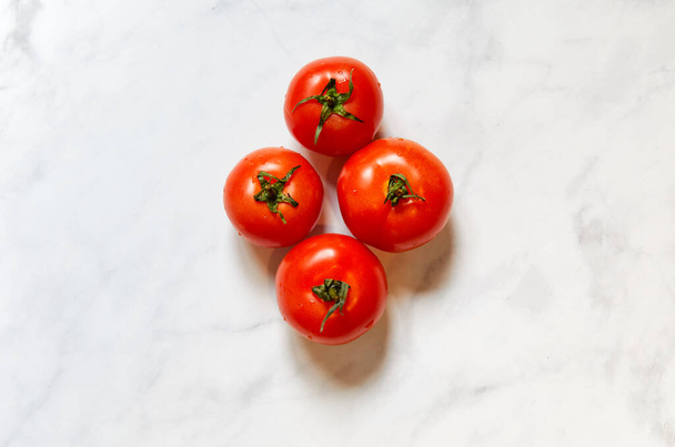 Gruppo di pomodori rossi freschi isolati in uno sfondo bianco visto dall'alto - aspetto flat lay
 - Foto, immagini