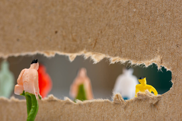 Concentration sélective des personnages figure près du trou dans le carton avec des silhouettes de jouets en arrière-plan
 - Photo, image