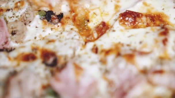 Макро крупним планом свіжоспечена супервища піца в ресторані - відео в повільному русі
 - Кадри, відео