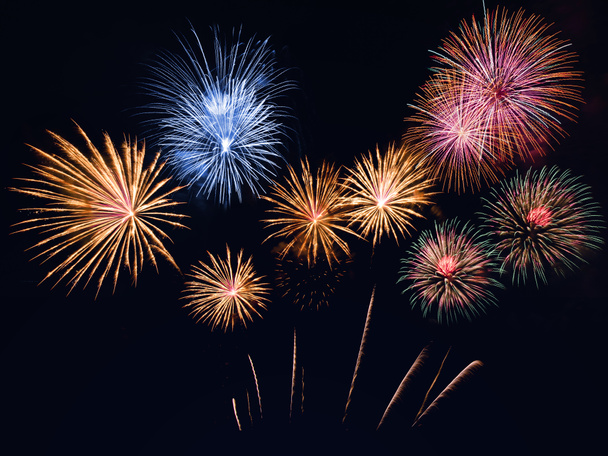 красочные фейерверки на фоне черного неба с свободным местом для текста. Концепция празднования и юбилея
 - Фото, изображение