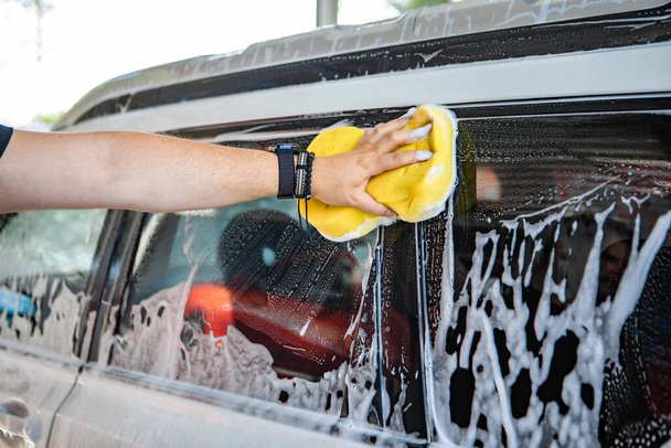 homem mão segurando esponja amarela limpeza carro lavagem
 - Foto, Imagem