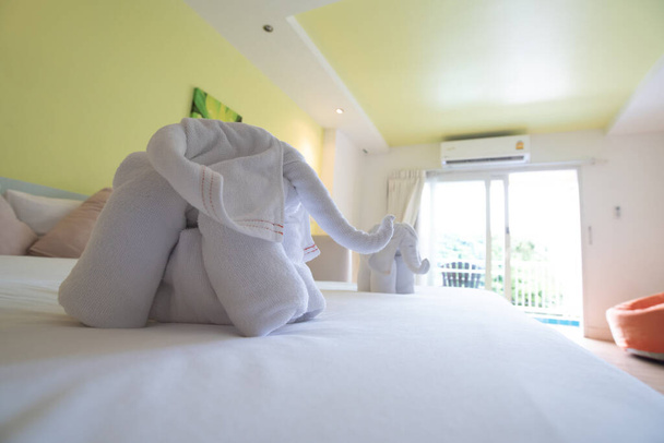 Serviettes de bain sur le lit de la chambre d'hôtel - Photo, image