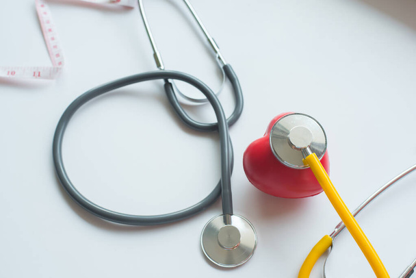 stetoscopio e cuore rosso simbolo di giorno di salute e buona vita sana
  - Foto, immagini