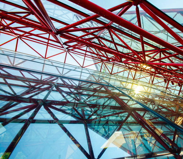 Estação de metrô de teto de vidro transparente, aeroporto, edifício moderno com telhado curvo e coluna de aço de vidro
. - Foto, Imagem