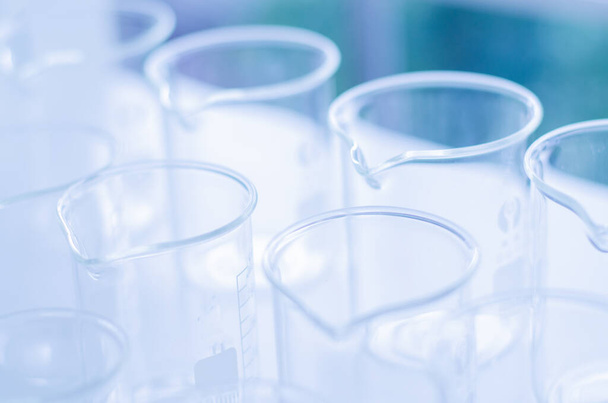 Vacutainer oder Reagenzglas im Labor auf dem Tisch - Foto, Bild
