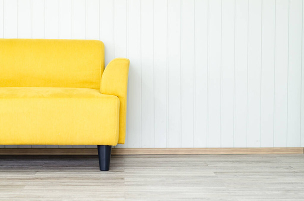 Canapé intérieur jaune sur le salon
  - Photo, image