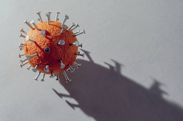 Primer plano concepto de virus se representa en forma de naranja con tornillos de madera
 - Foto, imagen