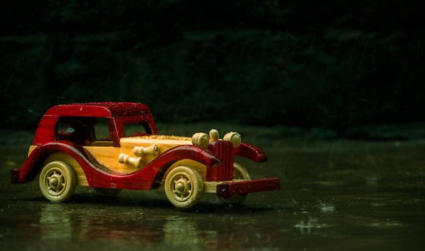 Juguete de coche vintage en la lluvia - Jugar juguete de coche en el tiempo de lluvia - Juguete de coche de reflexión - Conducir juguete de coche en la lluvia
   - Foto, Imagen