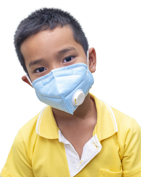 アジアの少年は防護マスクをしている。（COVID-19）) - 写真・画像