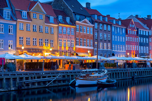 Kööpenhaminassa. Nyhavnin kanava on aamunkoitteessa.
. - Valokuva, kuva
