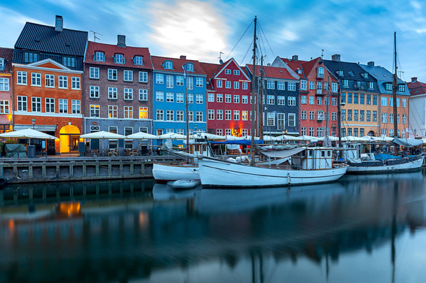 Kopenhagen. De Nyhavn kanaal is bij dageraad. - Foto, afbeelding