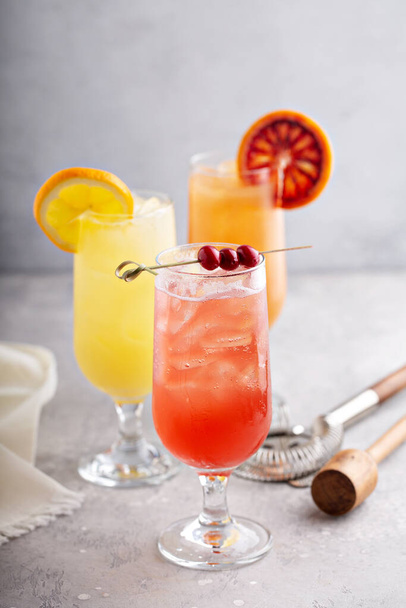 Refreshing cocktails or mocktails with oranges and cranberries - Foto, afbeelding