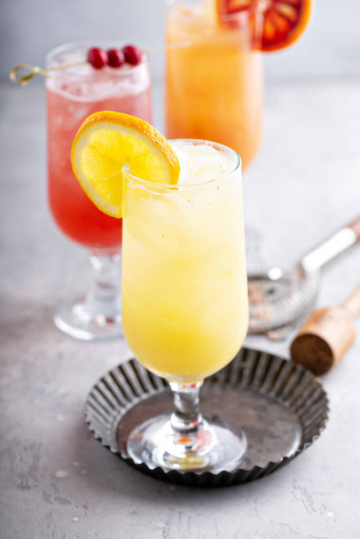 Erfrischende Cocktails oder Mocktails mit Orangen und Preiselbeeren - Foto, Bild