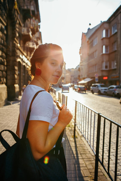 portret pięknej kobiety na zachodzie słońca na ulicy miejskiej strój - Zdjęcie, obraz
