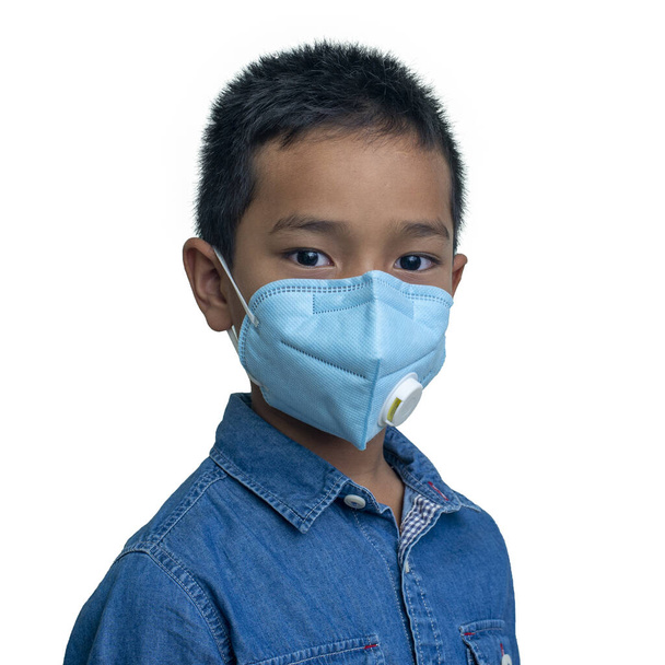 El chico asiático lleva una máscara protectora. (COVID-19
) - Foto, imagen