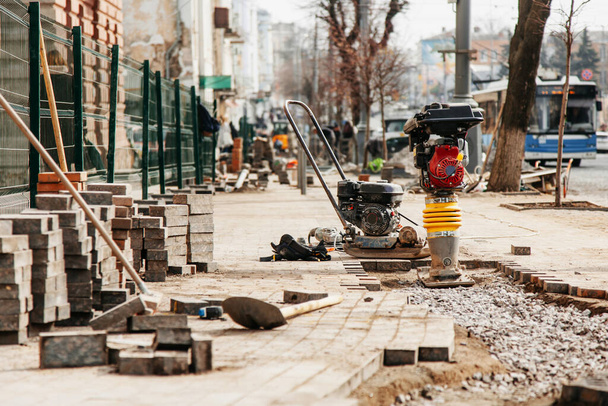 reparación en la ciudad, herramientas de pavimentación
 - Foto, imagen