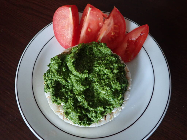 легкий здоровий дієтичний круглий рисовий хліб з зеленим базиліком песто
 - Фото, зображення