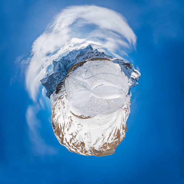 Пароричний вид снігу на ширину 360 градусів покриває Швейцарські Альпи з першої гори в Гриндельвальдському гірському курорті (Швейцарія). - Фото, зображення