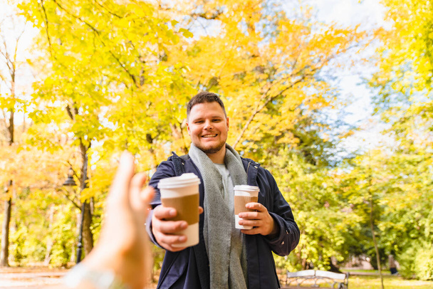 Mann bringt Freund Kaffee, um ins Freie zu gehen - Foto, Bild