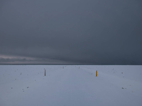 O Caminho para o naufrágio do avião DC 3 na Islândia com neve fresca
 - Foto, Imagem
