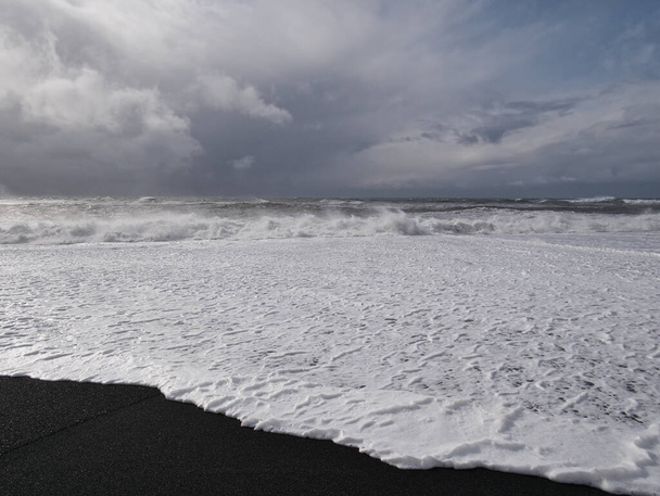 La plage de sable noir sur la côte islandaise après un orage
 - Photo, image