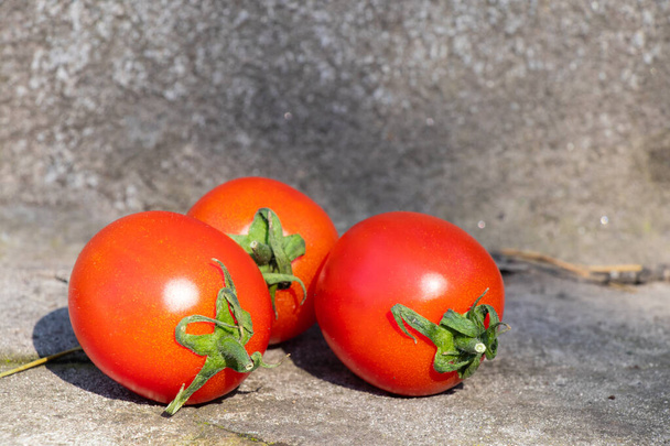 czerwone pomidory wiśniowe na drewnianym starym śmigłowcu w dzień zbliżenie - Zdjęcie, obraz