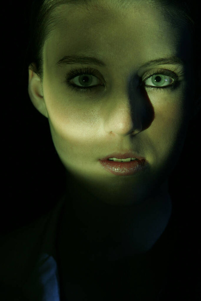 portrait of a young woman with a green eyes - Foto, afbeelding
