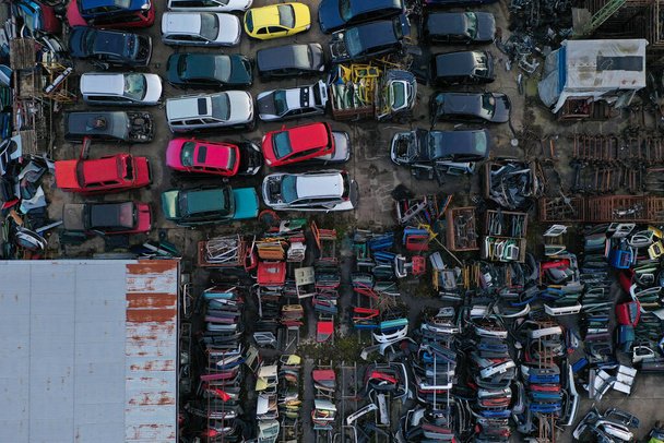Schrottplatz mit kaputten Autos und Autoteilen von oben. Der öffentliche Schrottplatz wurde mit einer Drohne fotografiert. - Foto, Bild