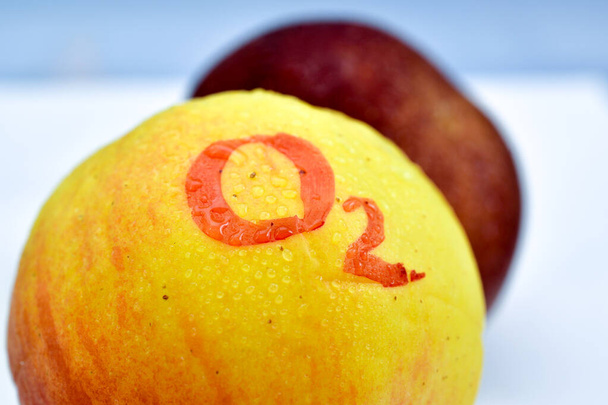 tekst O2 handgeschreven op een gele appel afbeelding - Foto, afbeelding
