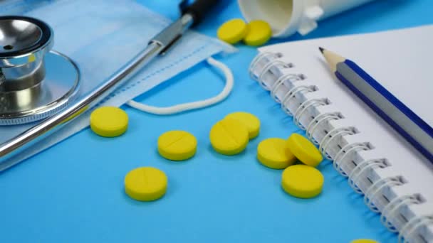 Píldoras de medicina farmacéutica amarilla
 - Imágenes, Vídeo