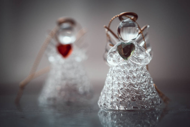 Deux petites statuettes d'ange en verre avec des cœurs dans les mains
. - Photo, image