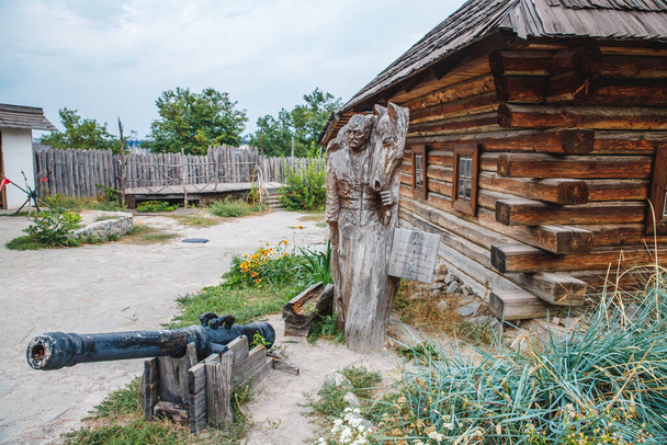 Zaporozhye, Ucrânia - 21 de abril de 2018: National Reserve Khortytsia. Proteção da Igreja Virgem no centro dos cossacos - Zaporizhzhya Sich. Estrutura de madeira
. - Foto, Imagem
