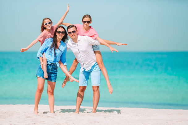 Família jovem em férias tem um monte de diversão - Foto, Imagem