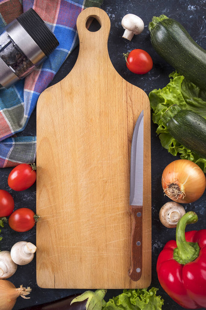 Flat lay of healthy vegetables and cutting board. Copy space - Foto, immagini