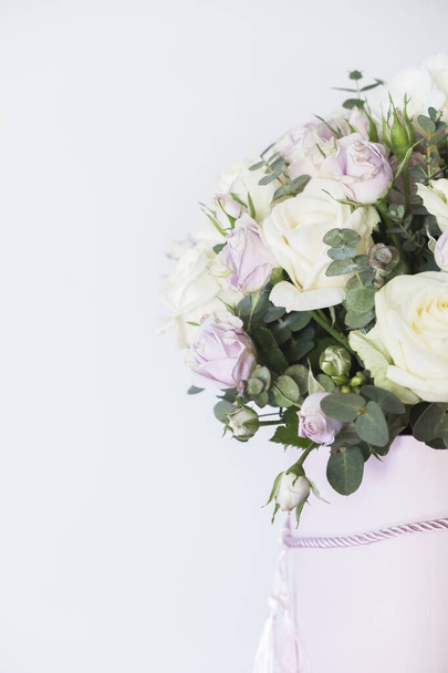 Decoratieve compositie met frisse rozen op een witte achtergrond - Foto, afbeelding