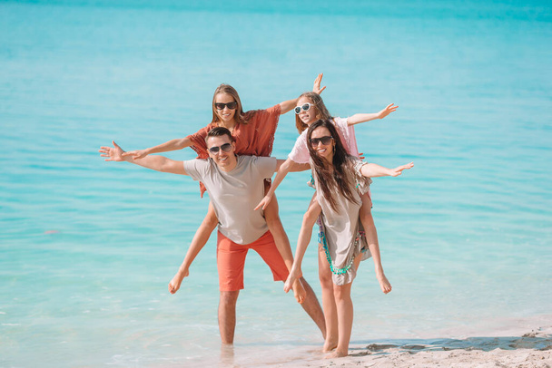 Φωτογραφία της ευτυχισμένης οικογένειας που διασκεδάζει στην παραλία. Καλοκαιρινό τρόπο ζωής - Φωτογραφία, εικόνα