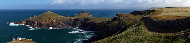 Näkymä Pkoko pisteen Rumps niemimaalla Pohjois-Cornish rannikolla lähellä Padstow. Se on rantapolulla ja pitkän kävelymatkan arvoinen.
. - Valokuva, kuva